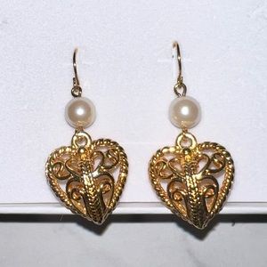 Vintage Heart Pearl Earrings NWOT